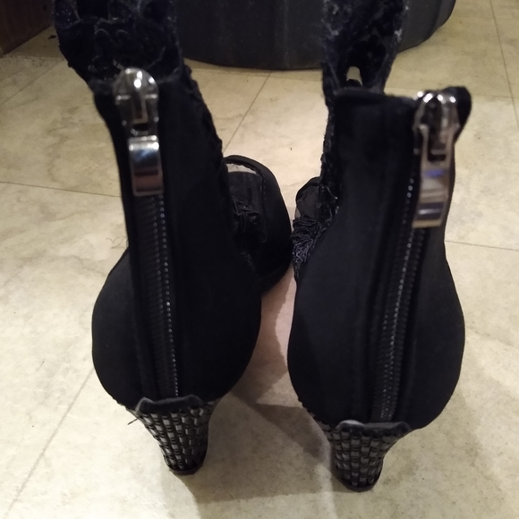 Heels - Picture 4 of 4